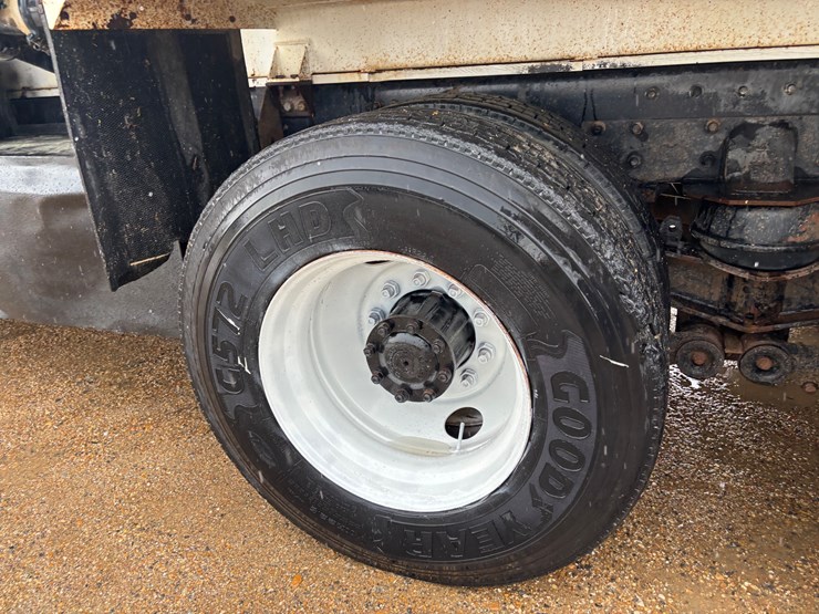 1998-freightliner-fl112-image-13