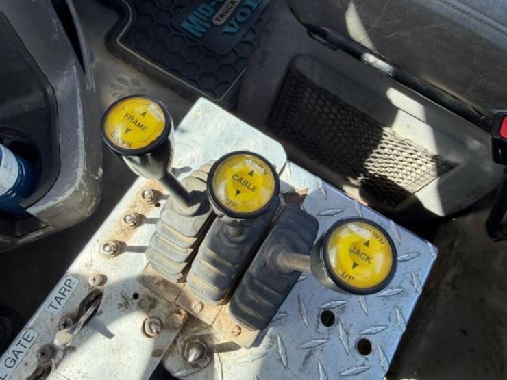 2009-mack-granite-gu813-image-22