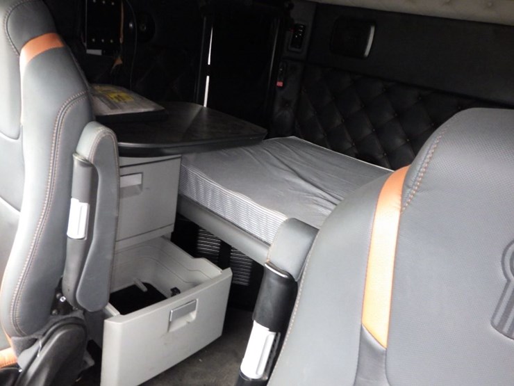 2022-kenworth-t680-image-30