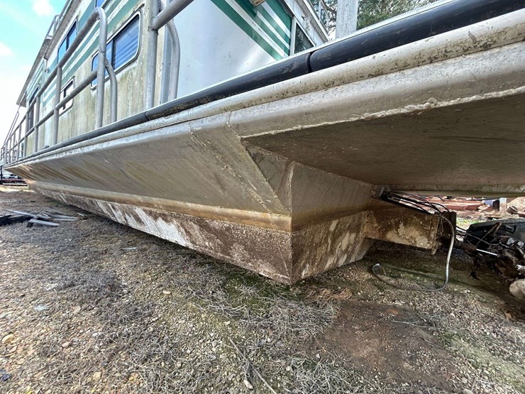 1982-14x46-summerset-aluminum-houseboat-image-12