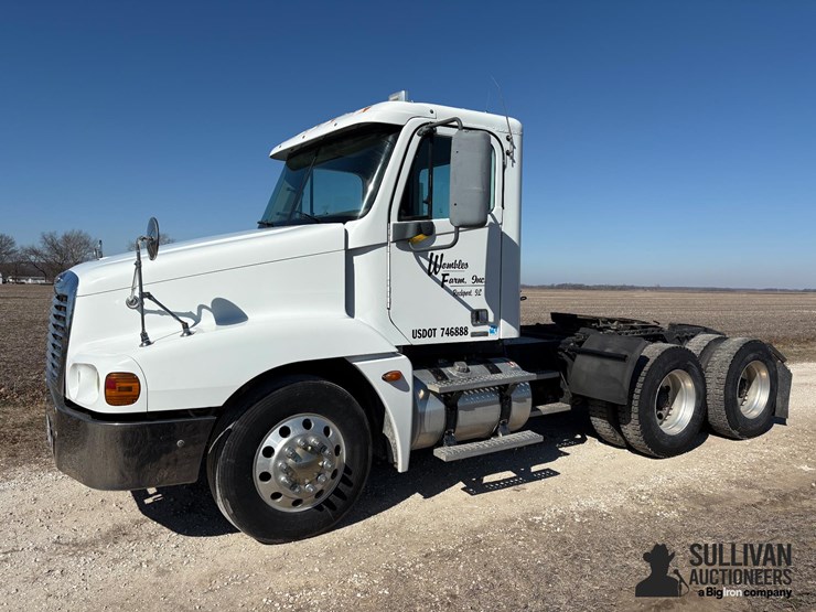 2004-freightliner-cst120-century-classic-s/t-t/a-day-cab-truck-tractor-image-1
