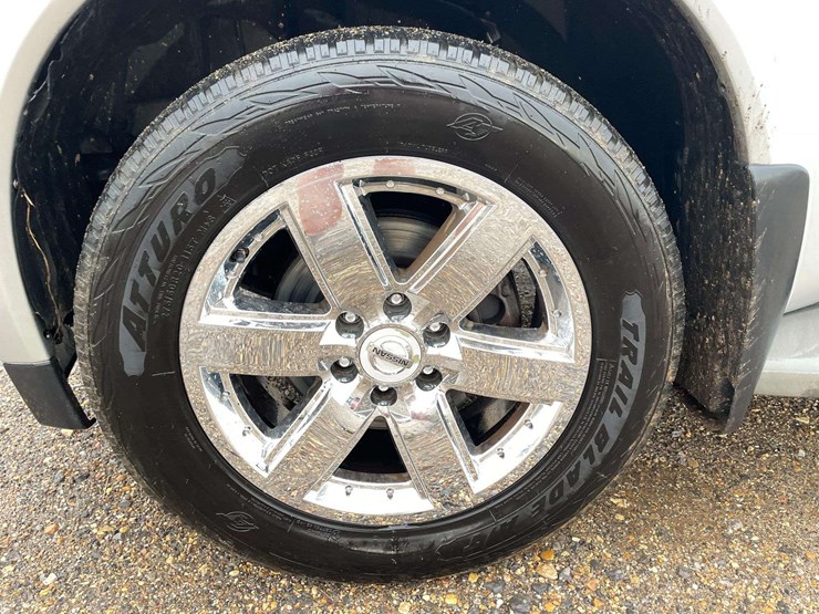 2012-nissan-armada-image-19