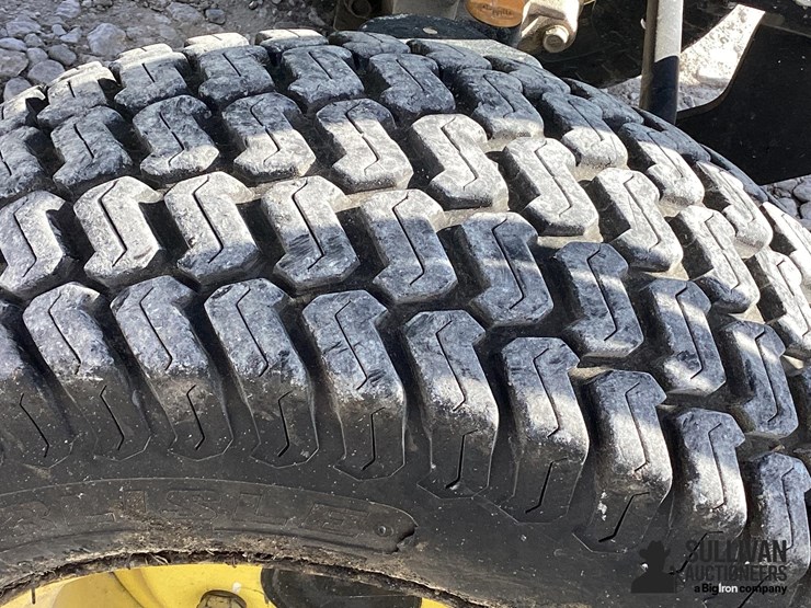 2012-john-deere-2320-image-14