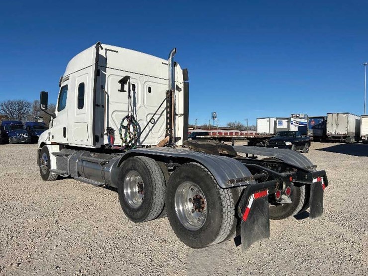 2020-freightliner-cascadia-126-image-2