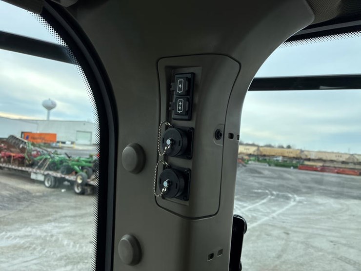 2025-john-deere-9r-590-image-90