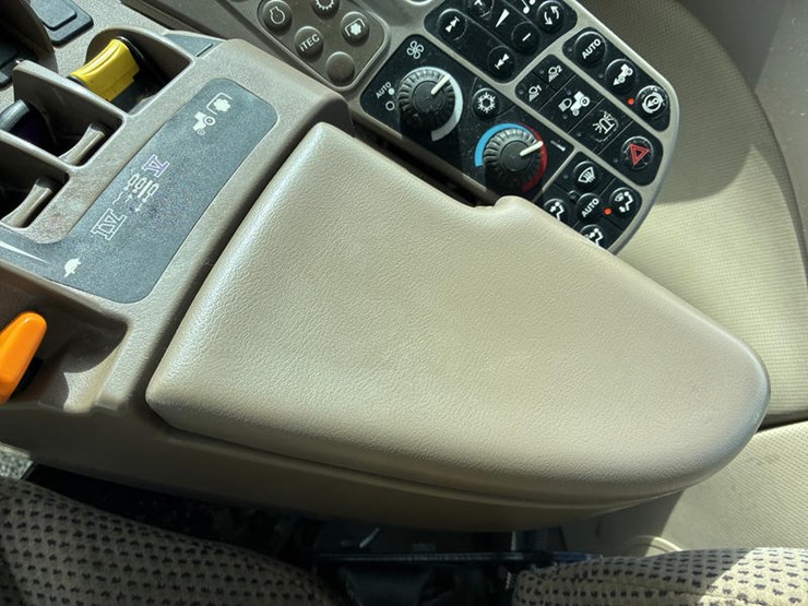 2013-john-deere-8335r-image-83