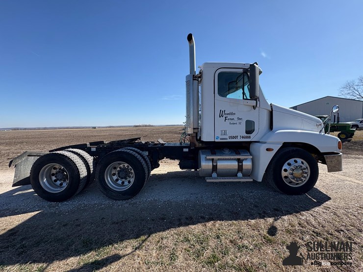 2004-freightliner-cst120-century-classic-s/t-t/a-day-cab-truck-tractor-image-4