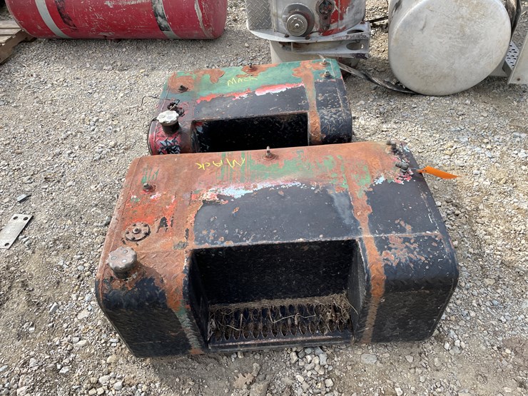 #4263-•-(2)-mack-fuel-tanks-image-2