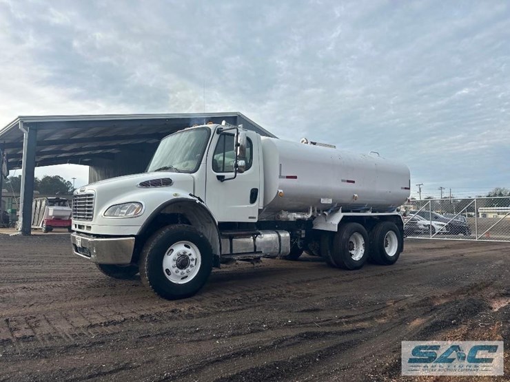 2009-freightliner-mc-4000-gallon-t/a-water-truck-image-7