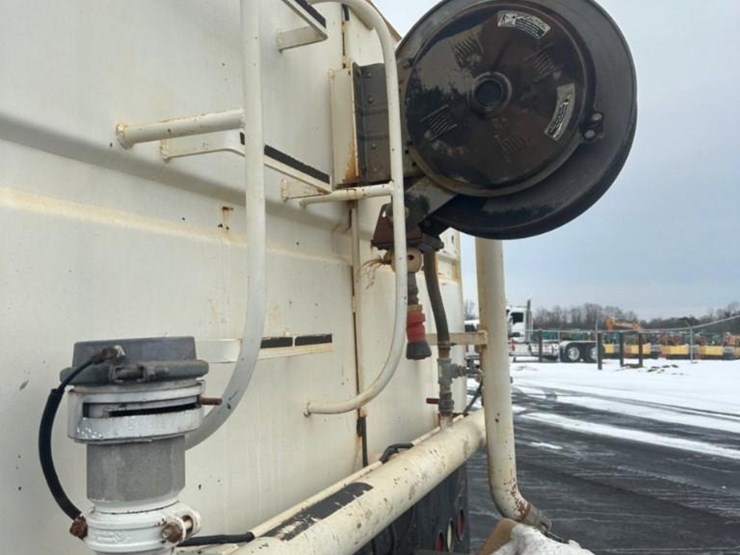2007-sterling-l9000-4000-gallon-t/a-water-truck-image-11