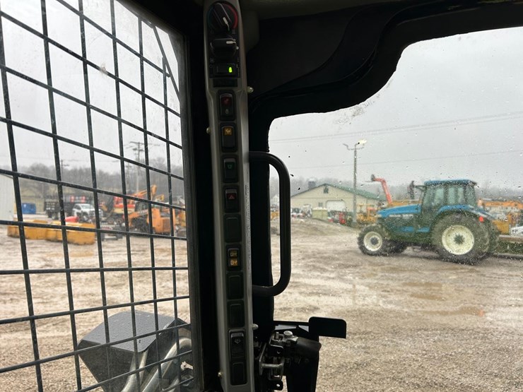 2017-new-holland-c232-image-20