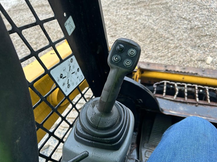 2019-caterpillar-242d-image-19