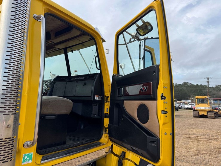 2017-western-star-4700-image-17