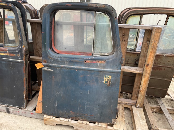 #4407-•-(2)-mack-l-model-vintage-truck-doors-image-1