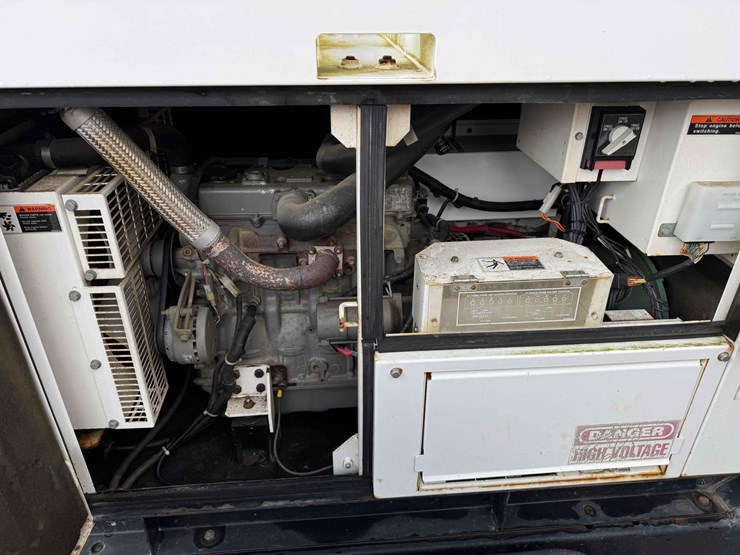 2006-multiquip-whisperwatt-dca-25ssiu2-diesel-powered-ac-generator-image-12