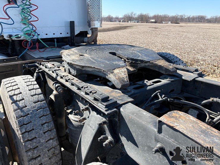 2004-freightliner-cst120-century-classic-s/t-t/a-day-cab-truck-tractor-image-13