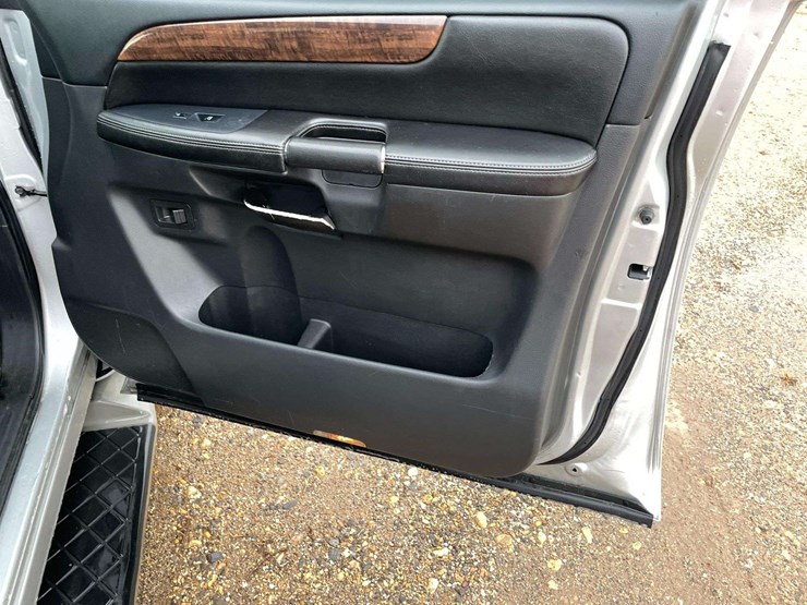 2012-nissan-armada-image-17