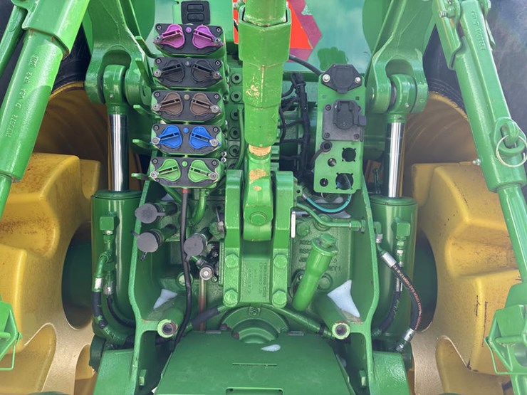 2013-john-deere-8335r-image-31