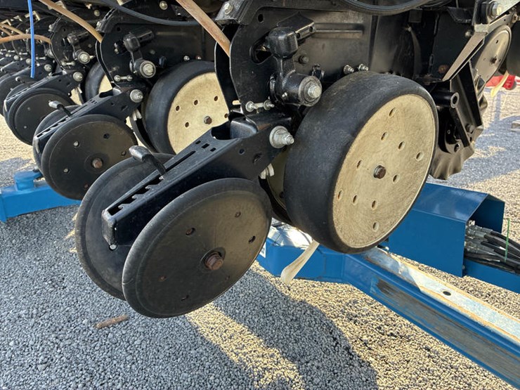 2010-kinze-3600-image-41