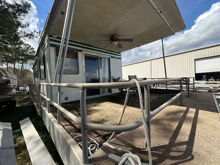 1982-14x46-summerset-aluminum-houseboat-image-21