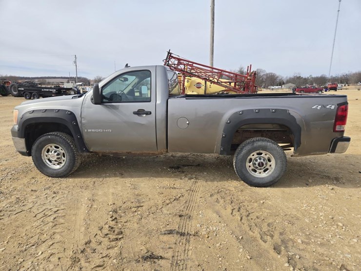 2008-gmc-sierra-2500-image-2