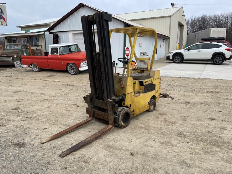 #4224-•-white-lp-forklift-image-1
