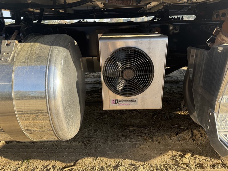 2019-peterbilt-579-image-7