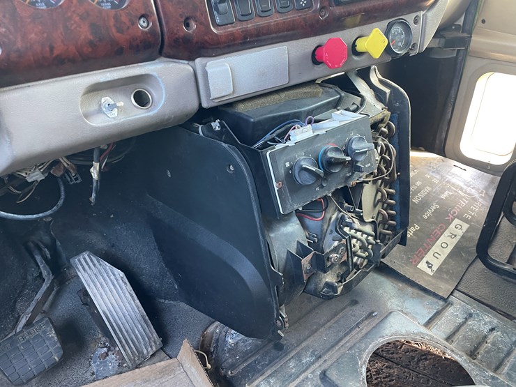 #4223-•-2002-mack-cx613-semi-tractor-sleeper-cab-image-13