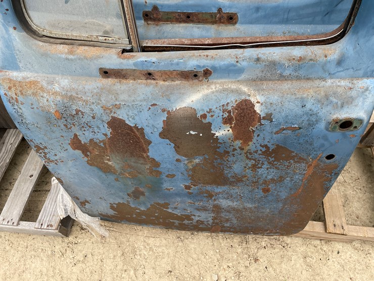 #4403-•-pair-of-vintage-truck-doors-image-3