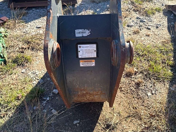 paladin-12in-bucket-w/-teeth-excavator-attachment-image-3