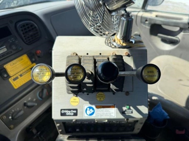 2013-freightliner-108sd-image-18