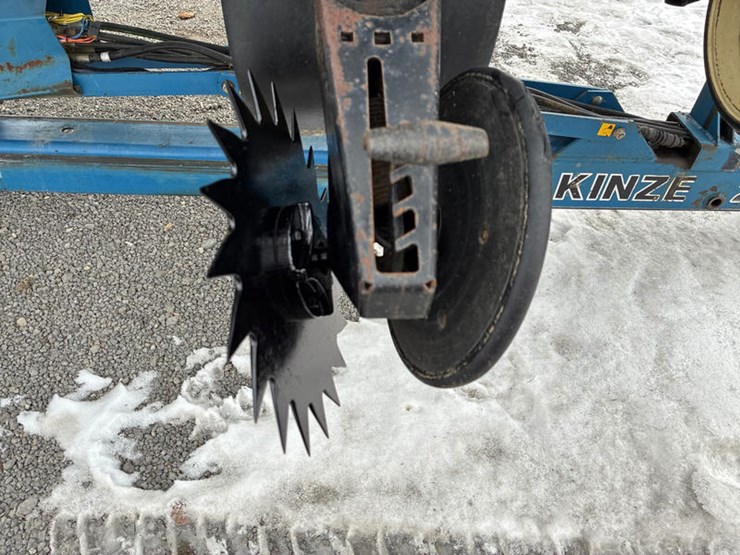 1997-kinze-2600-image-71