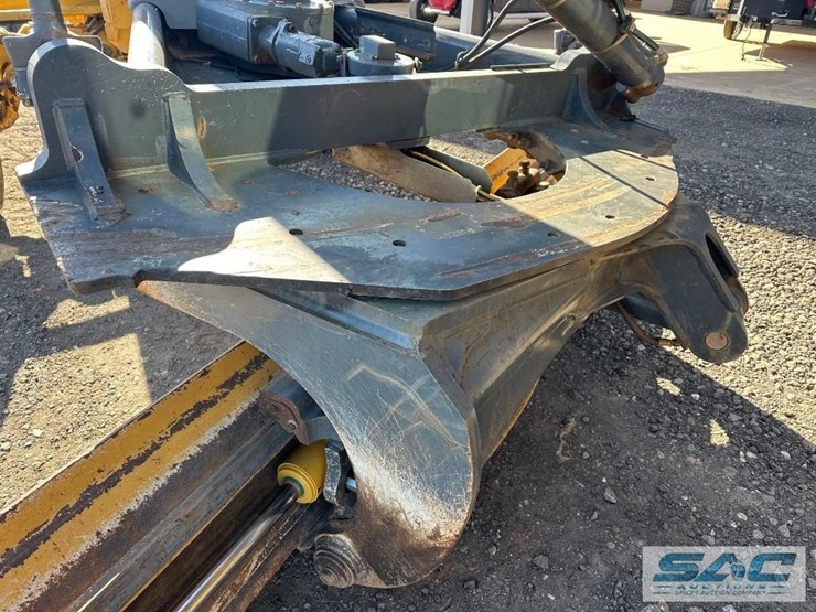 2011-deere-772g-image-21