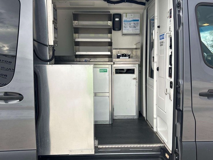 2021-mercedes-benz-sprinter-4500-image-25