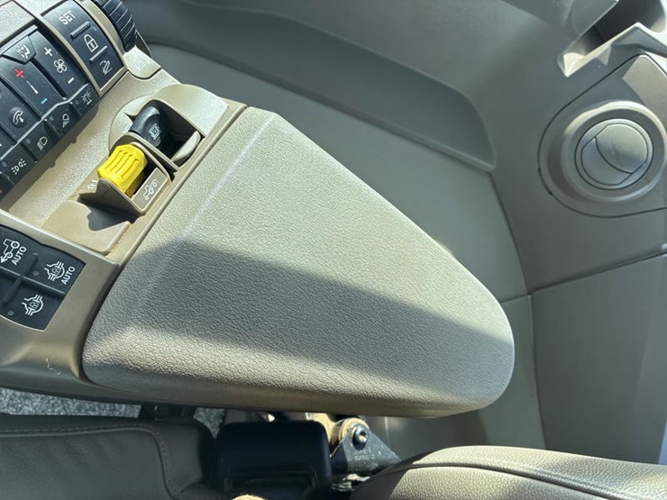 2021-john-deere-8rx-370-image-104