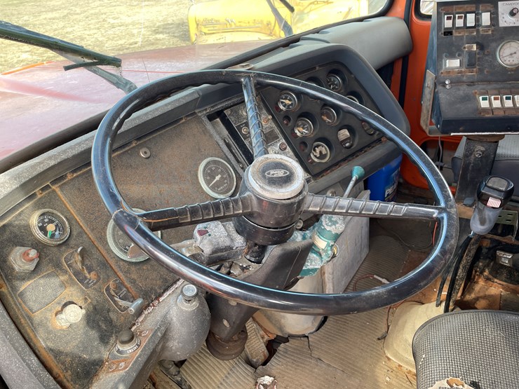 1986-ford-9000-image-29