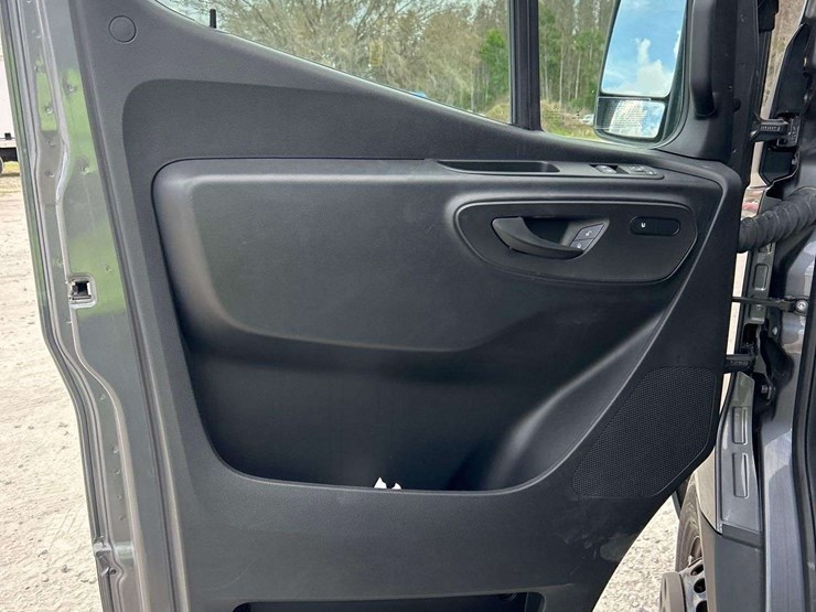 2021-mercedes-benz-sprinter-4500-image-13
