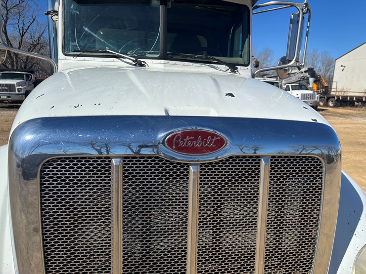 2009-peterbilt-340-image-11