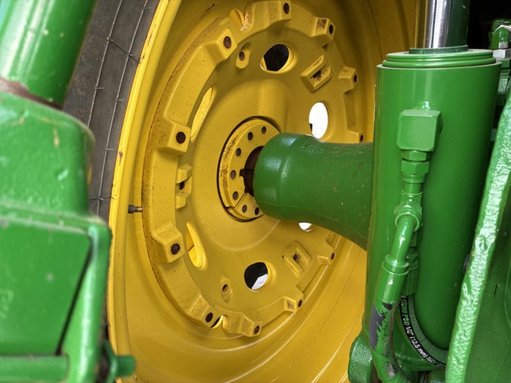 2012-john-deere-8260r-image-54