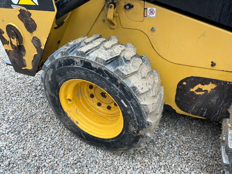 2019-caterpillar-242d-image-13