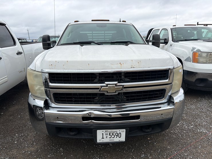 2011-chevrolet-3500-image-2