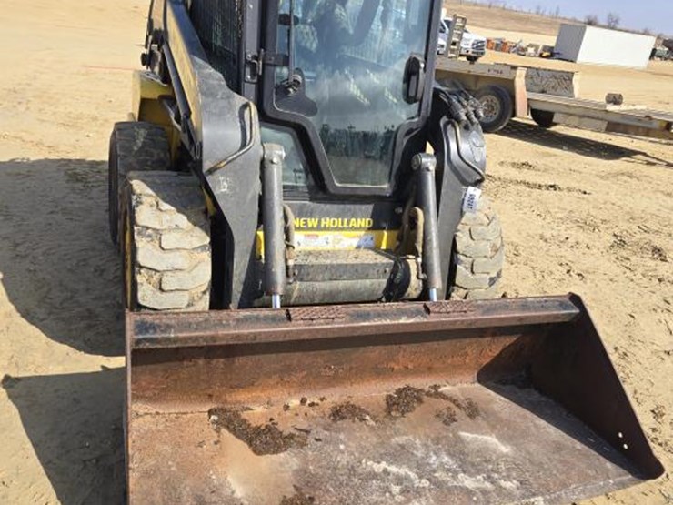 new-holland-l220-image-15