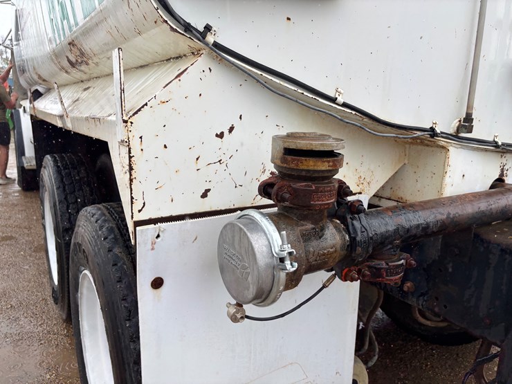 1998-freightliner-fl112-image-10