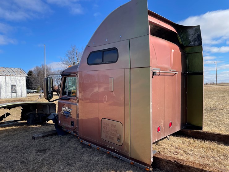 #4223-•-2002-mack-cx613-semi-tractor-sleeper-cab-image-6