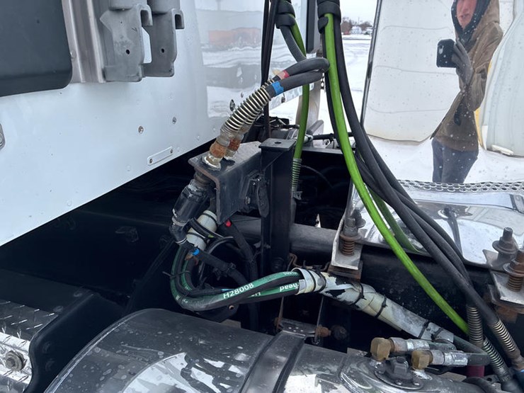 2016-kenworth-t680-image-33