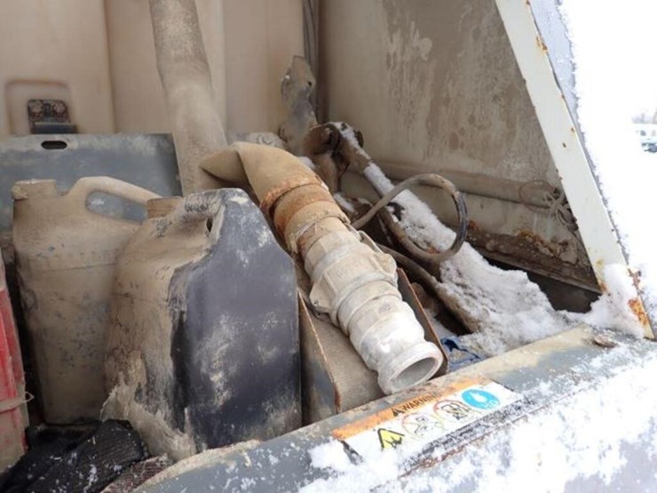 2004-gmc-t7500-image-54