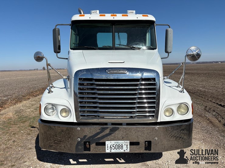 2004-freightliner-cst120-century-classic-s/t-t/a-day-cab-truck-tractor-image-2