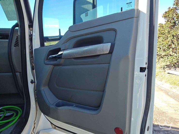 2019-kenworth-t880-image-34