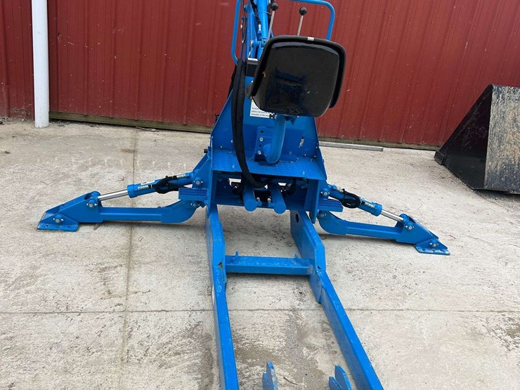 2025-ls-lb2100-backhoe-attachment-image-2