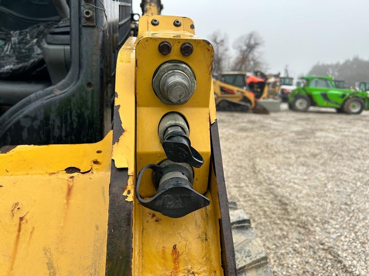 2019-caterpillar-242d-image-11